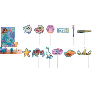 Underwater-themed photo booth props and decorations.